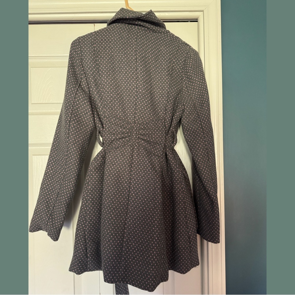 🧥 Stylish Women's Grey & Pink Polka Dot Coat - NWT Wet Seal - Picture 2 of 3
